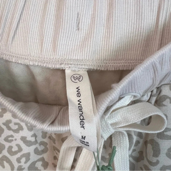 We Wander Leopard Print Lounge Pants White Grey Medium NWT Casual Pajamas Cozy - Picture 3 of 7